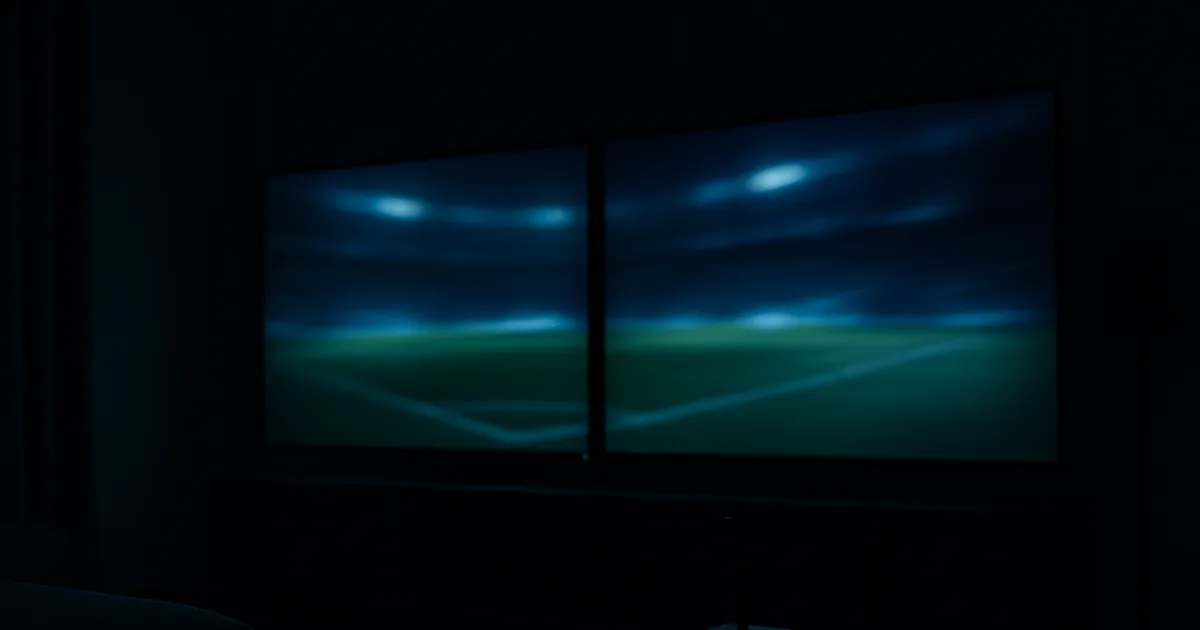 Zwei nebeneinander leuchtende Bildschirme in einem abgedunkelten Wohnzimmer zeigen abstrakte Fußball-Lichtspuren, im Vordergrund ein Router in dramatischem Licht